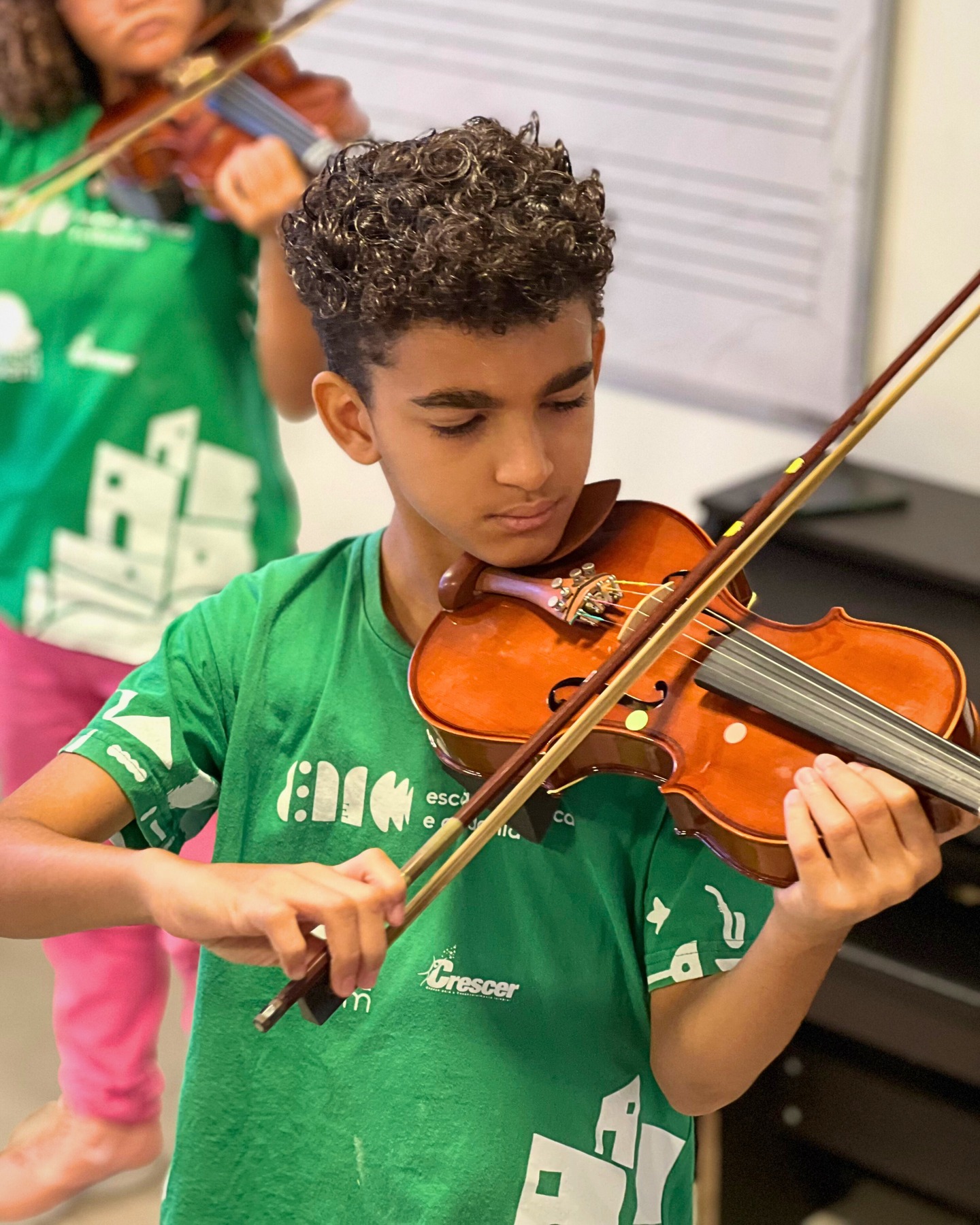 Aluno da Escola de Música e Cidadania praticando violino